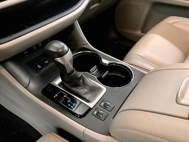 2019 Toyota Highlander XLE White at Subaru and VW of Moon Township