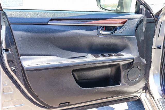 Used 2018 Silver Lexus 300h image 26