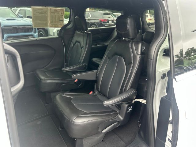 Used 2025 Chrysler Pacifica Van