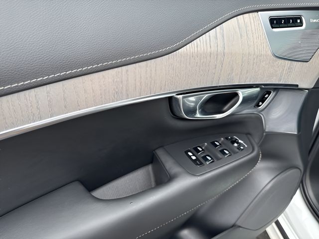 2025 Volvo XC90 T8 photo 11