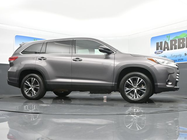 2019 Toyota Highlander LE photo