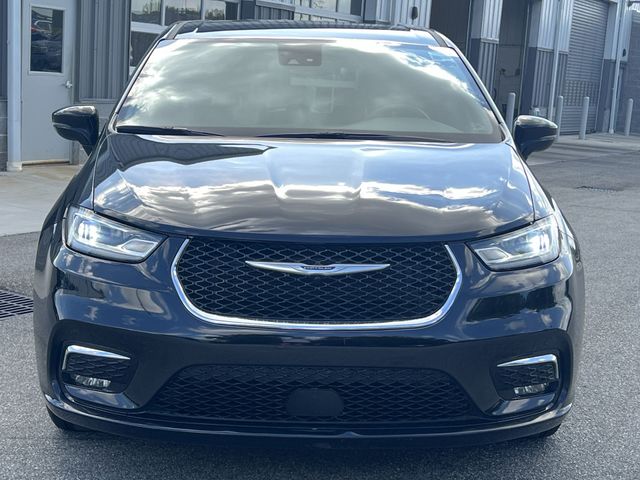 Used 2025 Black Chrysler Select image 16