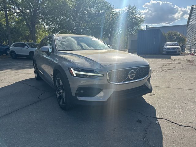 2025 Volvo V60 Cross Country B5 Plus AWD