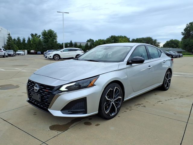 Brilliant Silver Metallic 2024 Nissan Altima Sedan Front-Wheel Drive Continuously Variable Transmission