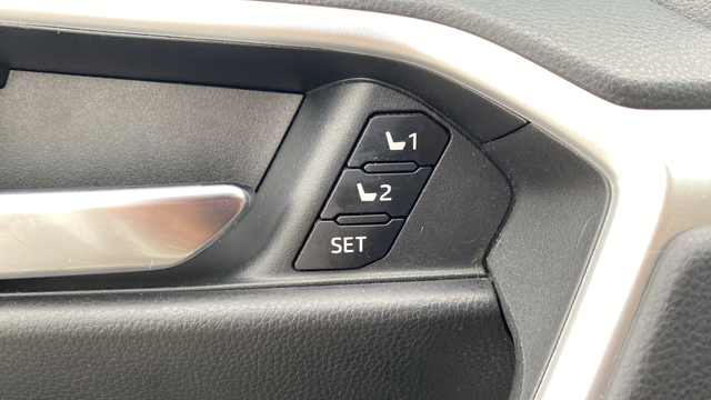 Used 2020 White Toyota XLE Premium image 33