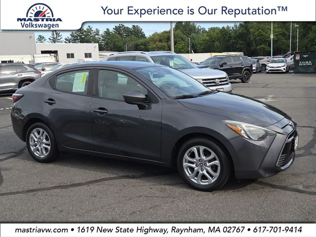 2017 Toyota Yaris iA Gris (Graphite) Sedán Tracción delantera 6 velocidades Automática
