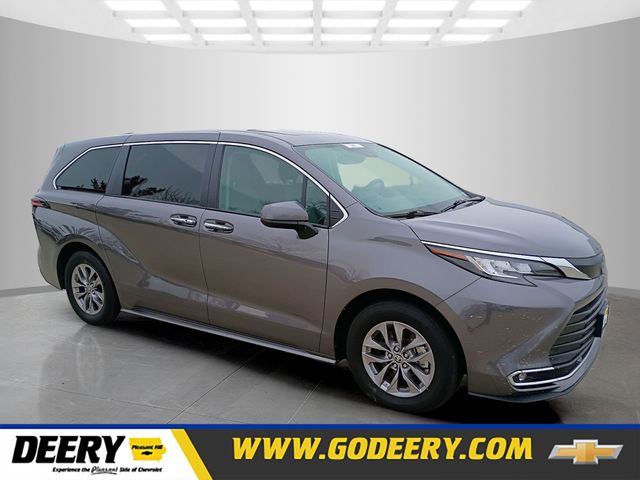 2022 Toyota Sienna XLE 7-Passenger AWD