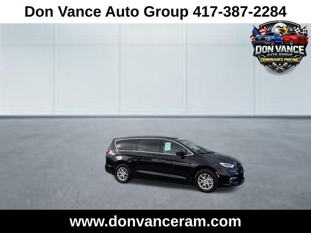 Diamond Black Crystal Pearlcoat 2025 Chrysler Pacifica Select FWD Minivan Front-Wheel Drive 9-Speed Automatic