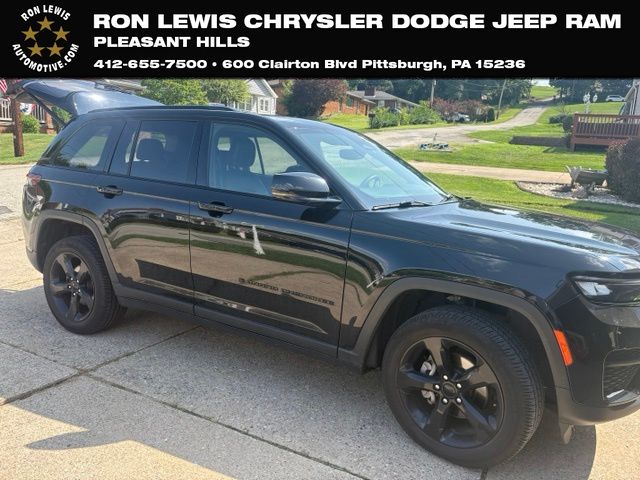 Diamond Black Crystal Pearlcoat 2023 Jeep Grand Cherokee SUV / Crossover Four-Wheel Drive 8-Speed Automatic