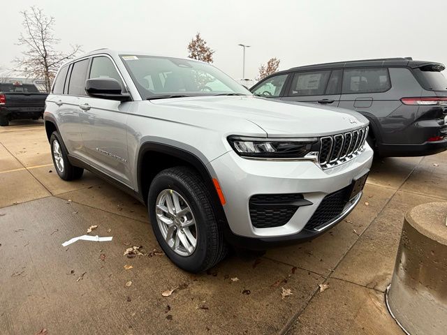 Silver Zynith 2025 Jeep Grand Cherokee Laredo X 4WD SUV / Crossover Four-Wheel Drive 8-Speed Automatic