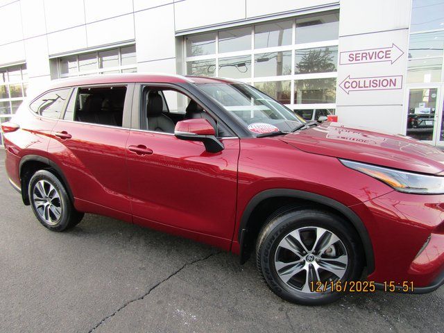 used 2023 Toyota Highlander car, priced at $34,999