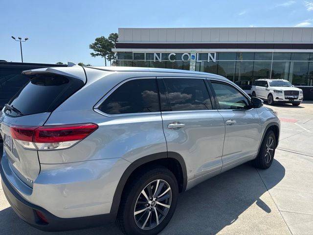 Used 2018 Silver Toyota XLE image 3
