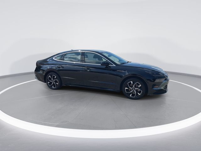 Used 2025 Black Hyundai SEL image 9