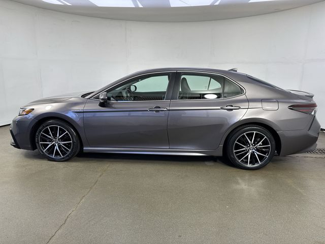 2021 Toyota Camry Hybrid SE photo