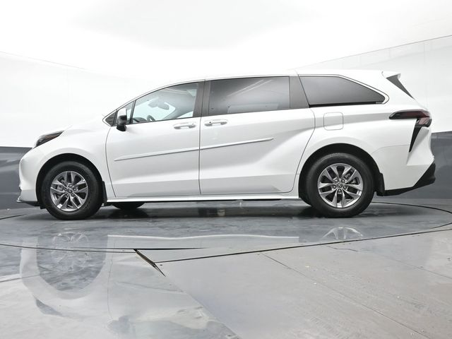 2024 Toyota Sienna XLE 33