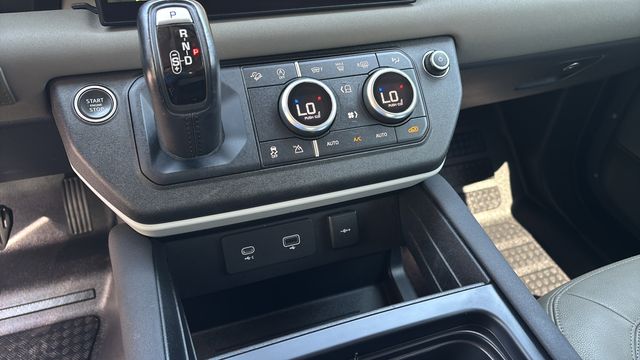 Used 2022  Land Rover SE image 31