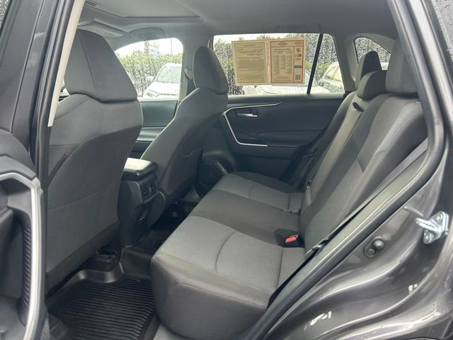 2025 Toyota RAV4 XLE - Photo 16