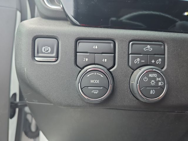 Used 2025 White Chevrolet LT image 27