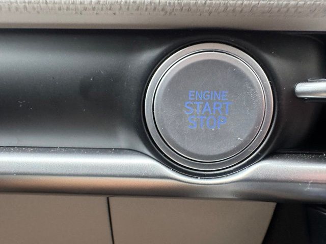 Used 2025 White Hyundai SEL Convenience image 30