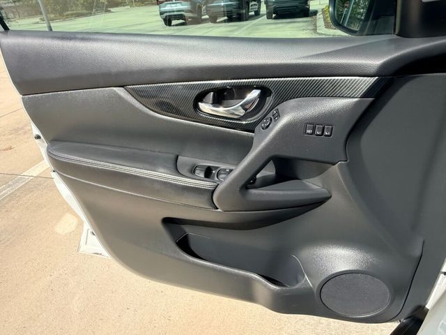 Thumbnail: 2017 Nissan Rogue - 22