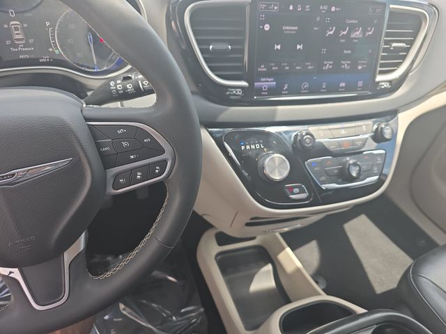 Used 2022 Bright White Clearcoat Chrysler Touring L image 26