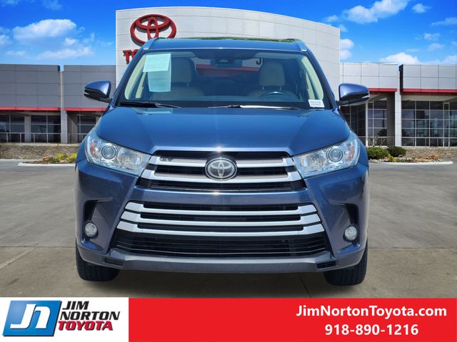 Used 2018 Toyota Highlander XLE with VIN 5TDKZRFH8JS247183 for sale in Tulsa, OK