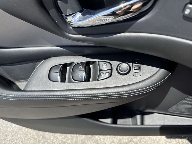 Used 2021 Silver Nissan SL image 29