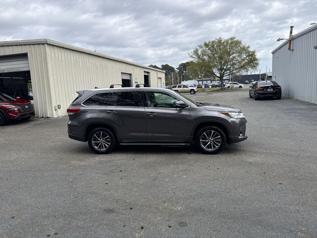 Used 2019 Gray Toyota XLE image 4