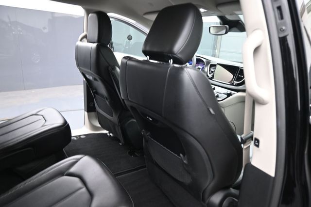 Used 2024 Chrysler Pacifica Van