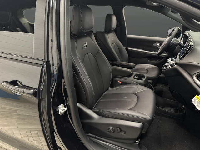 New 2026 Diamond Black Crystal Pearlcoat Chrysler Select image 31