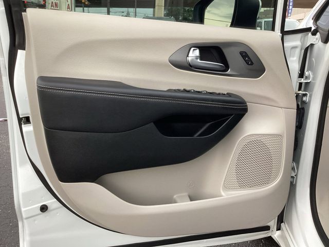 Used Car 2023 Chrysler Pacifica  Touring L For Sale Under $30,000 In San Antonio, Texas