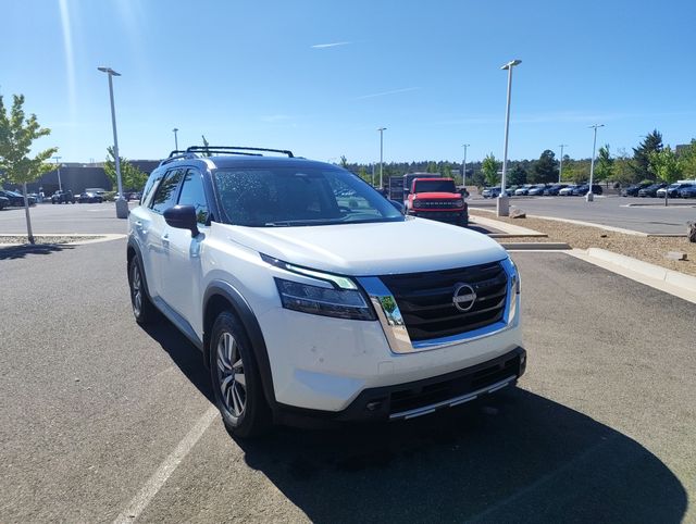 2022 Nissan Pathfinder SL 4WD's photo
