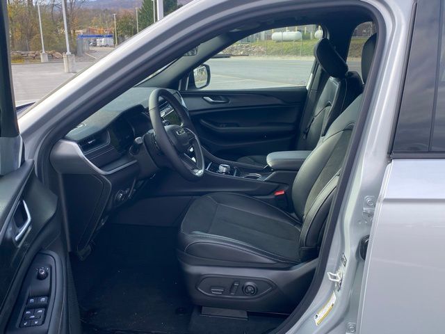 new 2025 Jeep Grand Cherokee car, priced at $39,696