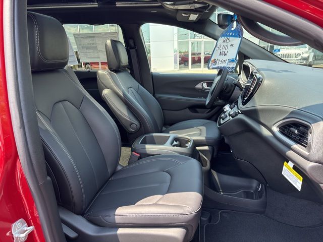 New 2025 Chrysler Pacifica Select 4D Passenger Van