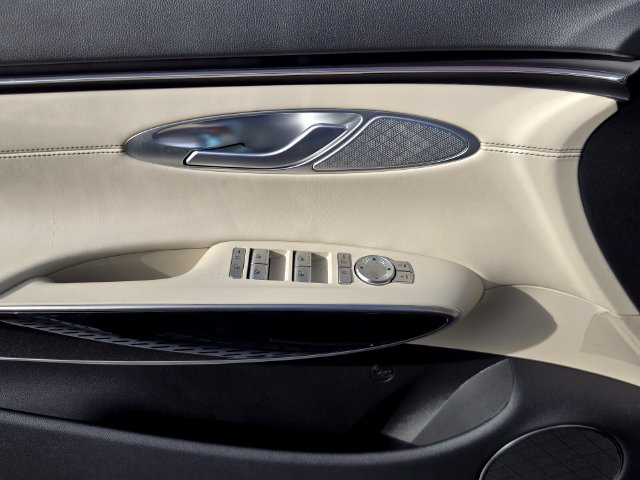 2027 Genesis Gv70