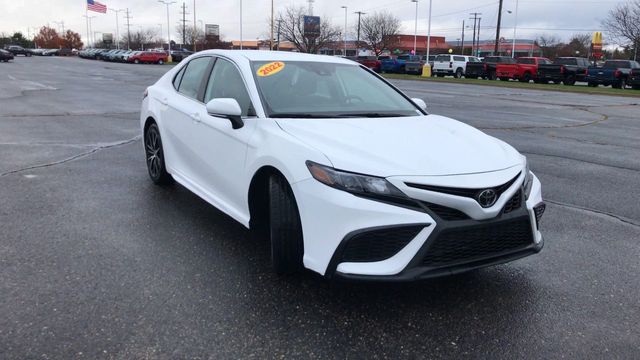 2022 Toyota Camry SE 2