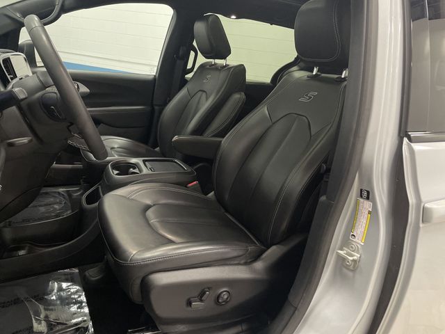 2023 Chrysler Pacifica Touring L photo