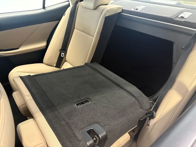 Used 2017  Lexus 300 image 10