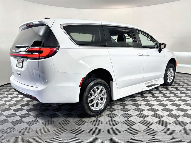 Used 2024 Chrysler Pacifica Van