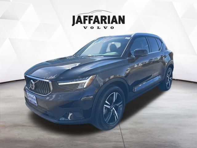 2025 Volvo XC40 B5 Core Bright Theme AWD