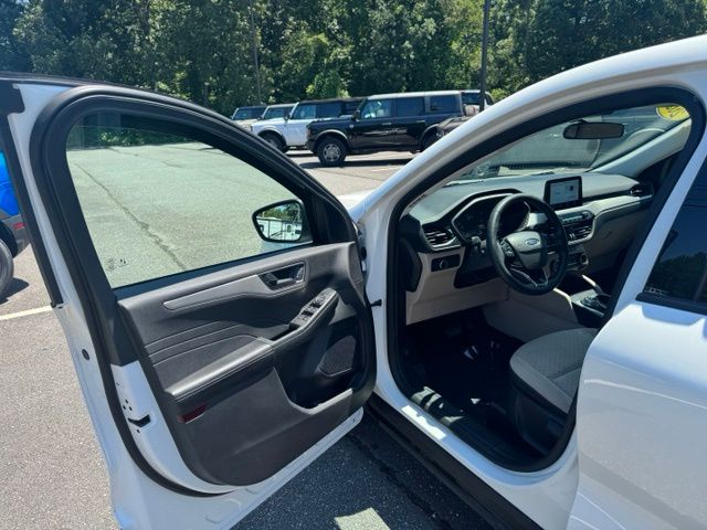 Used 2022 White Ford SE image 11