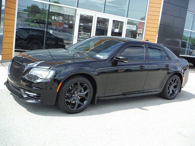 Gloss Black 2022 Chrysler 300 S V8 RWD Sedan Rear-Wheel Drive 8-Speed Automatic