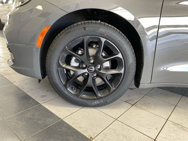 2025 Chrysler Pacifica Limited photo