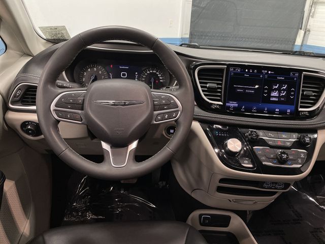 2023 Chrysler Pacifica Touring L photo