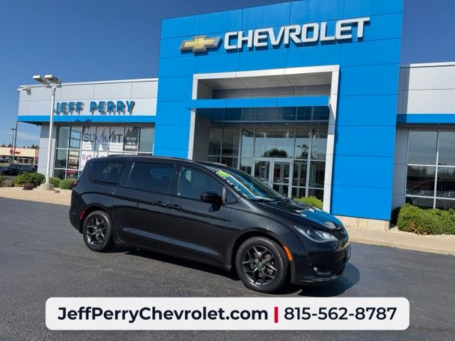 Brilliant Black Crystal Pearlcoat 2018 Chrysler Pacifica Minivan Front-Wheel Drive 9-Speed Automatic