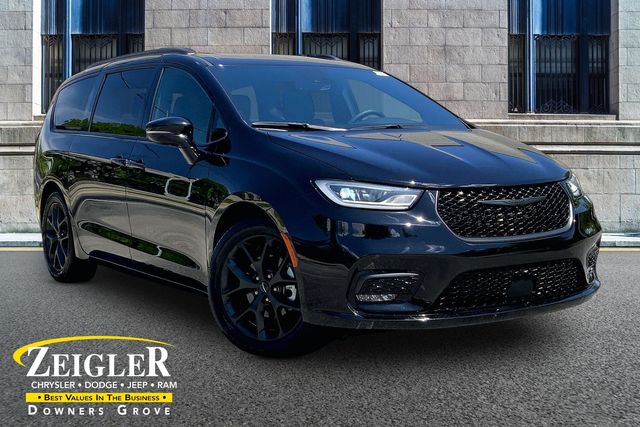 Diamond Black Crystal Pearlcoat 2025 Chrysler Pacifica Minivan Front-Wheel Drive 9-Speed Automatic