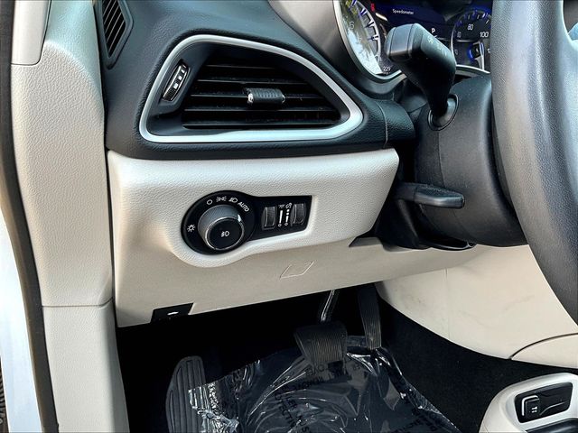Used 2024 Chrysler Pacifica Van