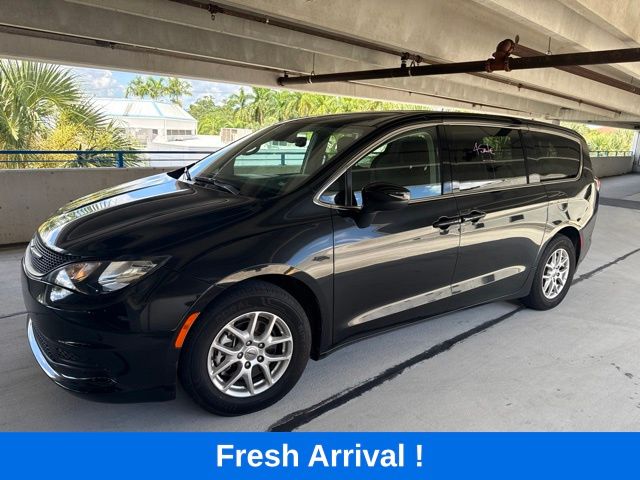 Brilliant Black Crystal Pearlcoat 2023 Chrysler Voyager Minivan Front-Wheel Drive 9-Speed Automatic