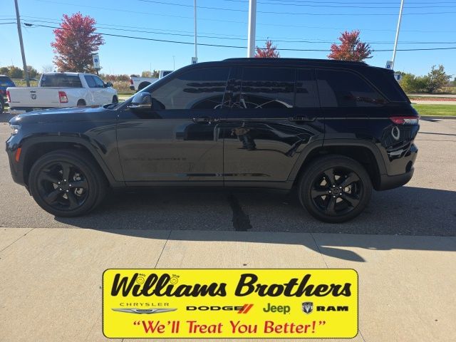 2024 Jeep Grand Cherokee Altitude X - Diamond Black Crystal Pearlcoat exterior view 10