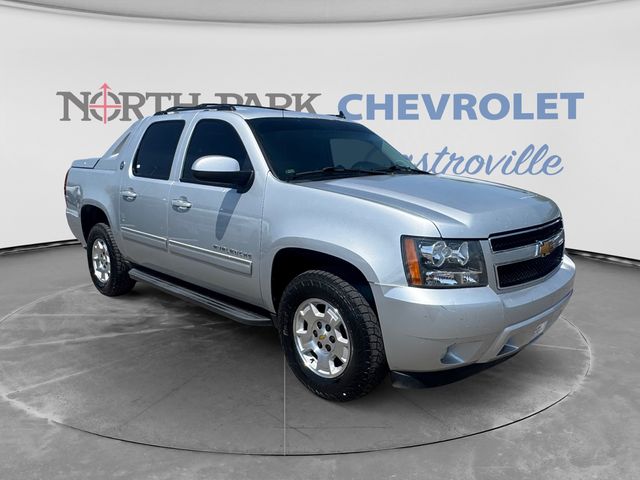 Silver Ice Metallic 2013 Chevrolet Avalanche Pickup Truck 4X2 6-Speed Automatic